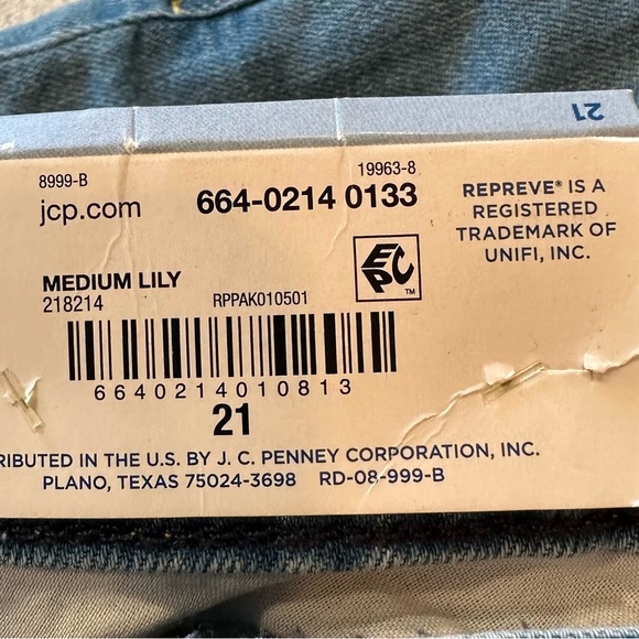 NWT Arizona Jean Co Shortie Shorts Mid Rise Cuff Medium Wash Junior Plus Size 21 - Picture 4 of 6